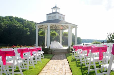 How to Choose the Perfect Wedding Rentals for Your Theme